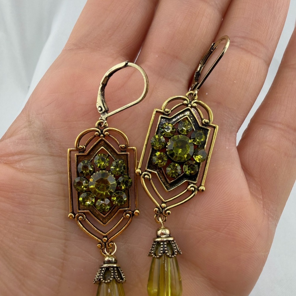 Victoria vintage gold color green earrings